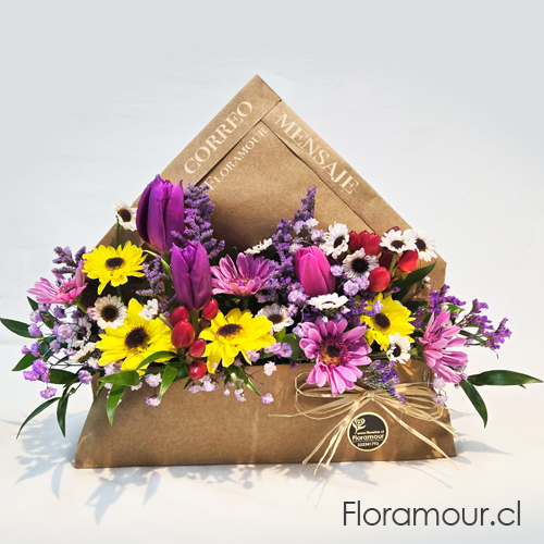 Simp&aacute;tico y exclusivo arreglo de flores naturales dentro de un sobre carta ecol&oacute;gica.
Dise&ntilde;o muy sugerente para expresar lo que desees sin palabras.